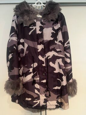 Women’s Gray Camo Faux-Fur Trim Parka Jacket